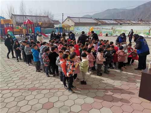 河北省围场县半截塔镇：爱心捐赠暖人心 开学之际开展助学活动
