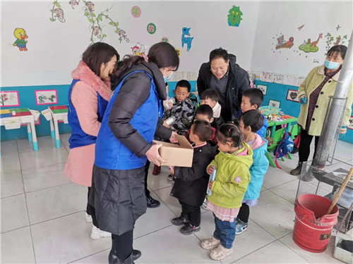河北省围场县半截塔镇：爱心捐赠暖人心 开学之际开展助学活动