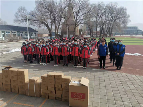 河北省围场县半截塔镇：爱心捐赠暖人心 开学之际开展助学活动