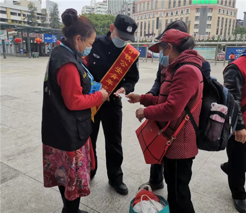 桂林铁警携手中国公益记录者在线象山区工作站为春运返程助平安