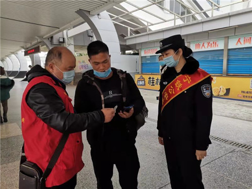 桂林铁警携手中国公益记录者在线象山区工作站为春运返程助平安
