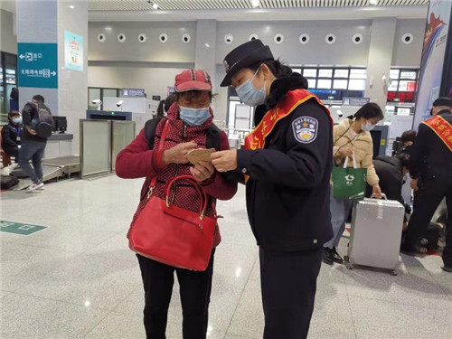 桂林铁警携手中国公益记录者在线象山区工作站为春运返程助平安