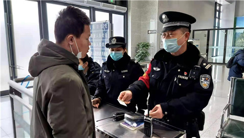 桂林铁警携手中国公益记录者在线象山区工作站为春运返程助平安