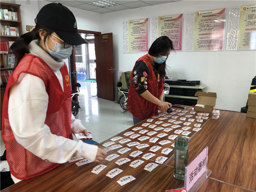 唐山市梁家屯路街道尚平社区为抗疫“最美志愿者”颁发荣誉证书