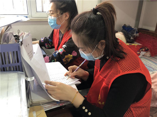 唐山市梁家屯路街道尚平社区为抗疫“最美志愿者”颁发荣誉证书