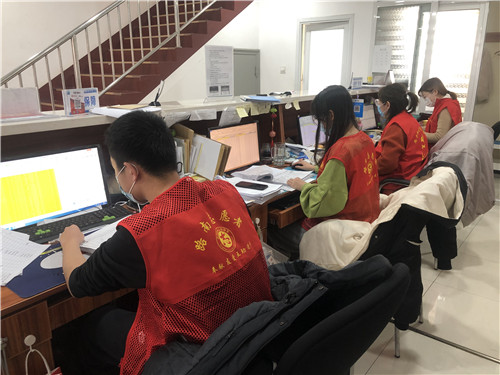 唐山市梁家屯路街道尚平社区为抗疫“最美志愿者”颁发荣誉证书
