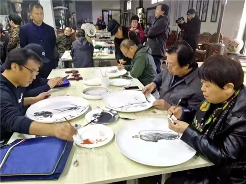河北唐山：爱心奉献公益事业的女画家常凤霞