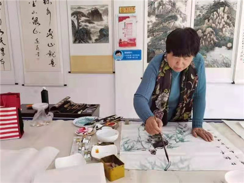 河北唐山：爱心奉献公益事业的女画家常凤霞
