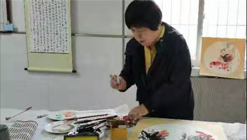 河北唐山：爱心奉献公益事业的女画家常凤霞