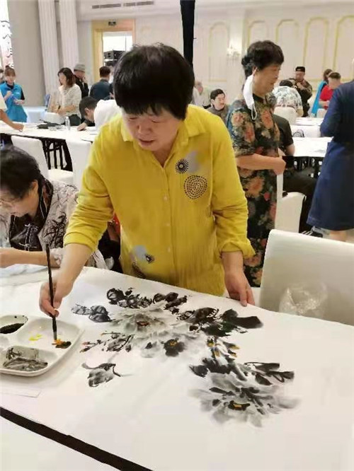 河北唐山：爱心奉献公益事业的女画家常凤霞