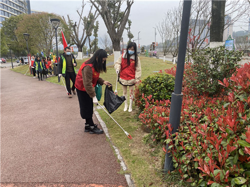 张家界：澧水河畔一抹红 学雷锋志愿服务
