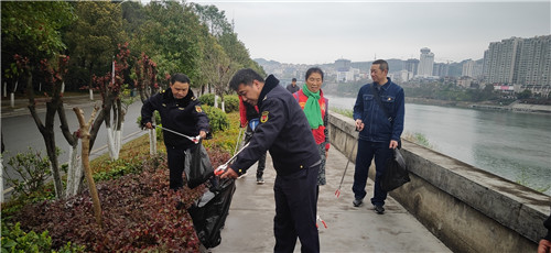张家界：澧水河畔一抹红 学雷锋志愿服务