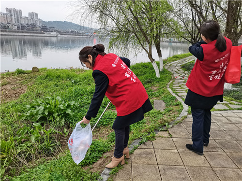 张家界：澧水河畔一抹红 学雷锋志愿服务