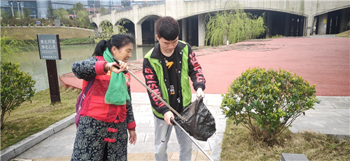 张家界：澧水河畔一抹红 学雷锋志愿服务