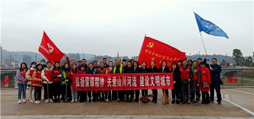 张家界：澧水河畔一抹红 学雷锋志愿服务