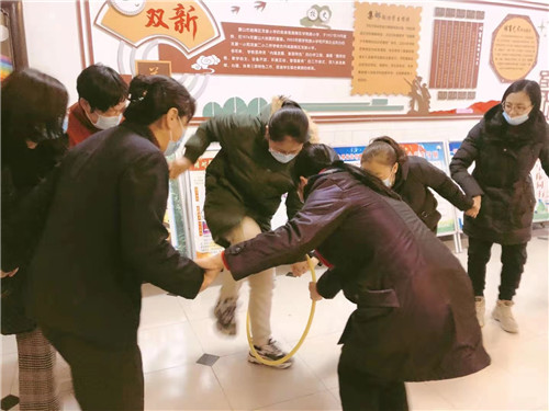 唐山市路南区双新小学工会开展“相约女神节”主题游乐活动