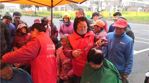 江苏亲情连线携手敬老孝亲研究会进村开展志愿服务公益活动