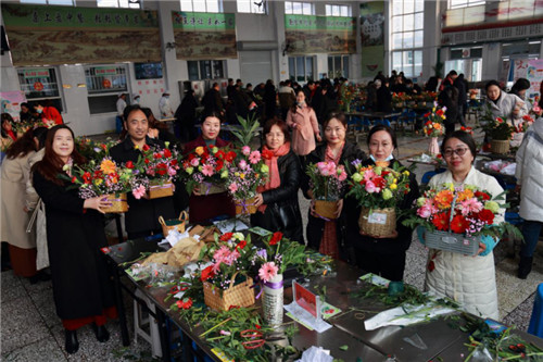 河北滦州三中举办“幸福花语 以花献礼”妇女节插花比赛活动