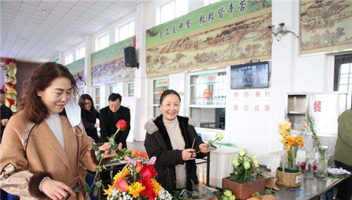 河北滦州三中举办“幸福花语 以花献礼”妇女节插花比赛活动