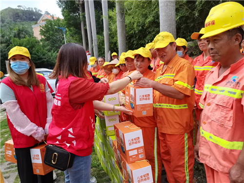 广东惠州：五一假期志愿者关爱环卫工人