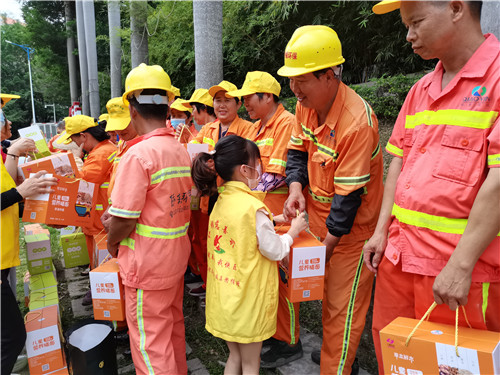 广东惠州：五一假期志愿者关爱环卫工人