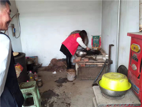 中国公益记录者在线北京福心公益围场队组织扶老助残活动