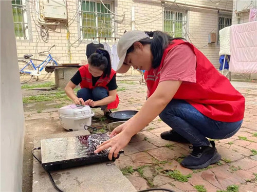 厦门市海沧区两岸义工联合会开展劳动节公益活动