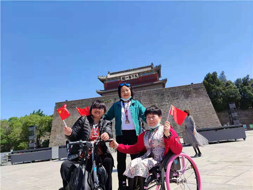 秦皇岛致良知公益服务中心志愿者助山海关残友圆登长城之梦