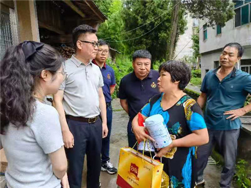 天台县新的社会阶层人士联谊会许式荣真情助力为学子圆梦