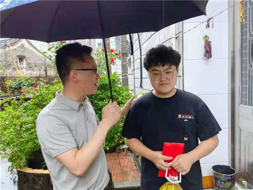 天台县新的社会阶层人士联谊会许式荣真情助力为学子圆梦