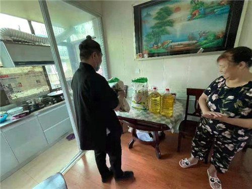 江苏省常州市：一份爱心 在炎热的夏季送来一份暖阳