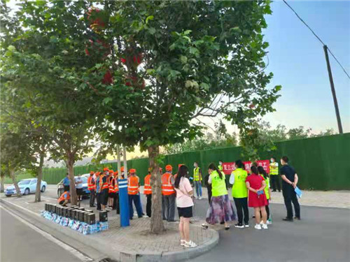 山西省文水县志愿者：夏日送清凉 情暖环卫工