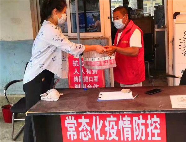唐山爱心人士杨柳捐赠爱心物资 助力丁家屯村疫情防控工作