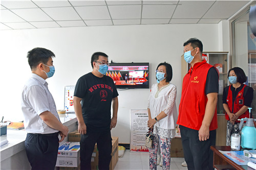铁岭市春光爱心志愿者协会联合多部门开展慰问社区工作者暖心活动