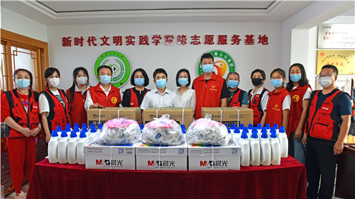 铁岭市春光爱心志愿者协会联合多部门开展慰问社区工作者暖心活动