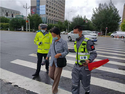 黑龙江绥化应急救援队员化身交通劝导员