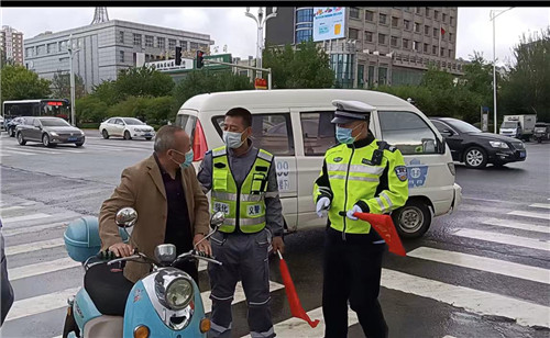 黑龙江绥化应急救援队员化身交通劝导员