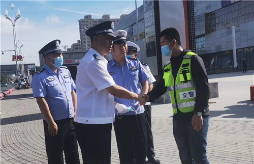 黑龙江绥化应急救援队员化身交通劝导员